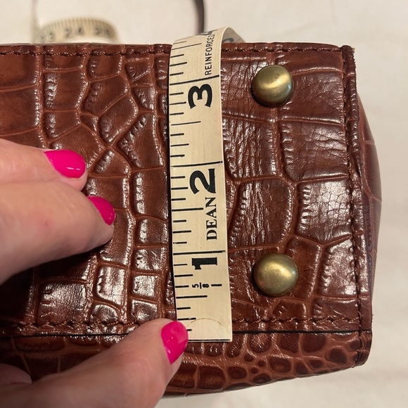 Elegant Brown Crocodile-Embossed Handbag - Picture 8 of 10